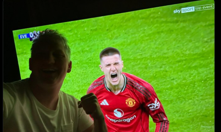 Tak Bastian Schweinsteiger KIBICUJE Manchesterowi United :D